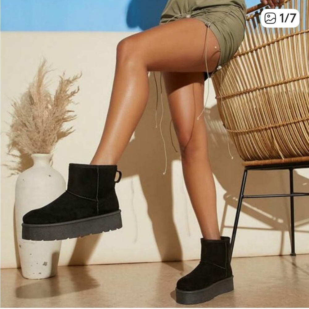 DREAM PAIRS Suede Women’s Classic Mini Platform Lined Boots Cozy Size 8.5 Black
